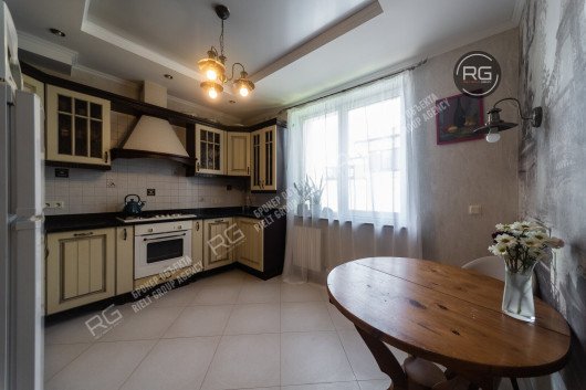 квартира с выходом в парк!, 70 м², Ленинградская область, Гатчинский район, Гатчина г., Чкалова ул., д.40