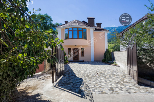 Продажа 3-этажного дома в Ялте, 300 м², Крым Республика, Ялта г., Изобильная ул., д.15