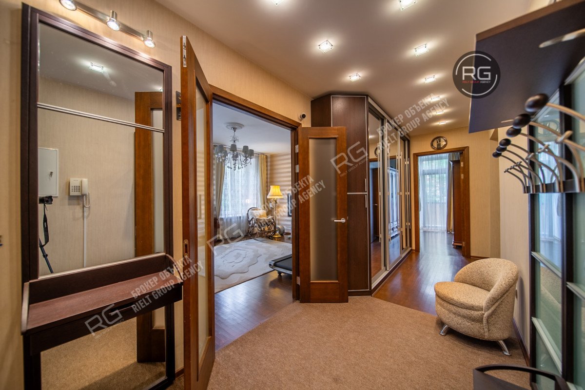 Фото 1, Шикарная сталинка у метро!, 95 м², Санкт-Петербург, Московский район, Бассейная ул., д.43, литер А