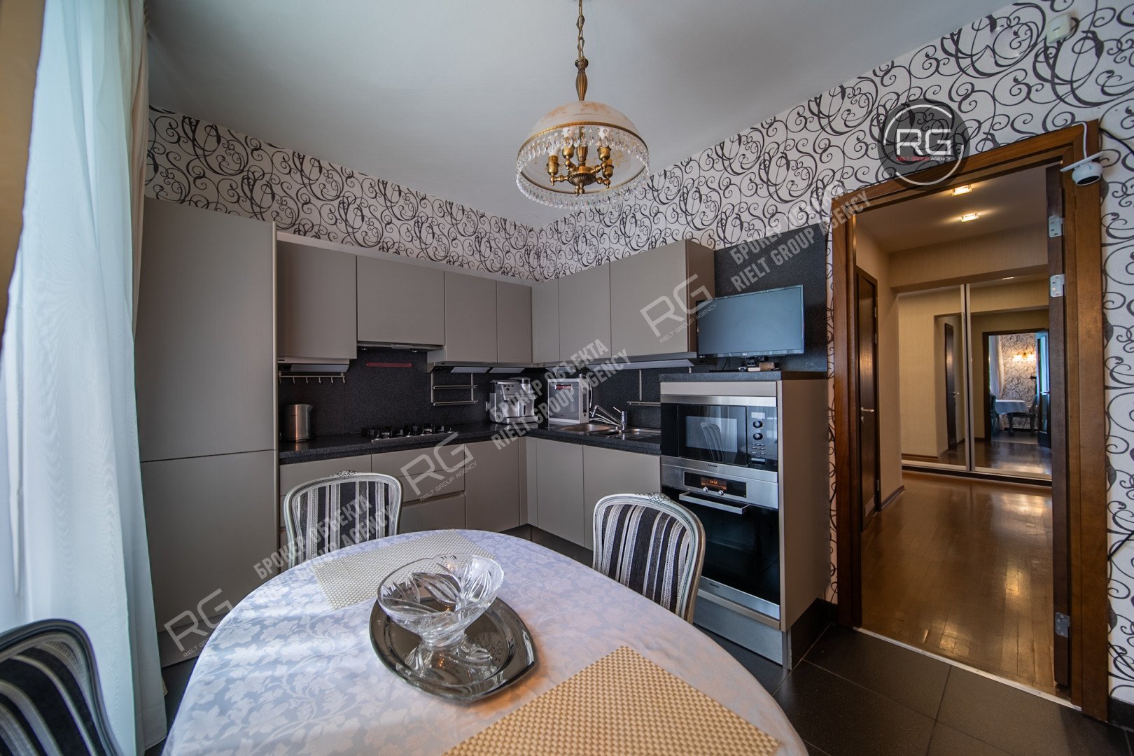   Шикарная сталинка у метро!, 95 кв.м. 