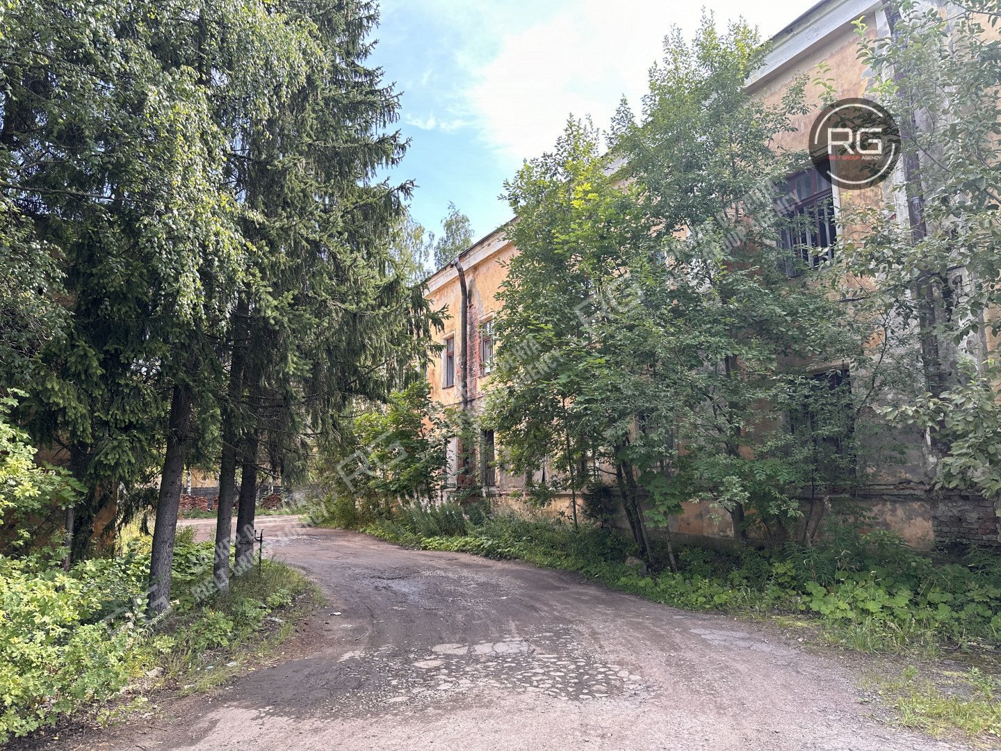  Здания в центре Ломоносова, 6080 кв.м. 