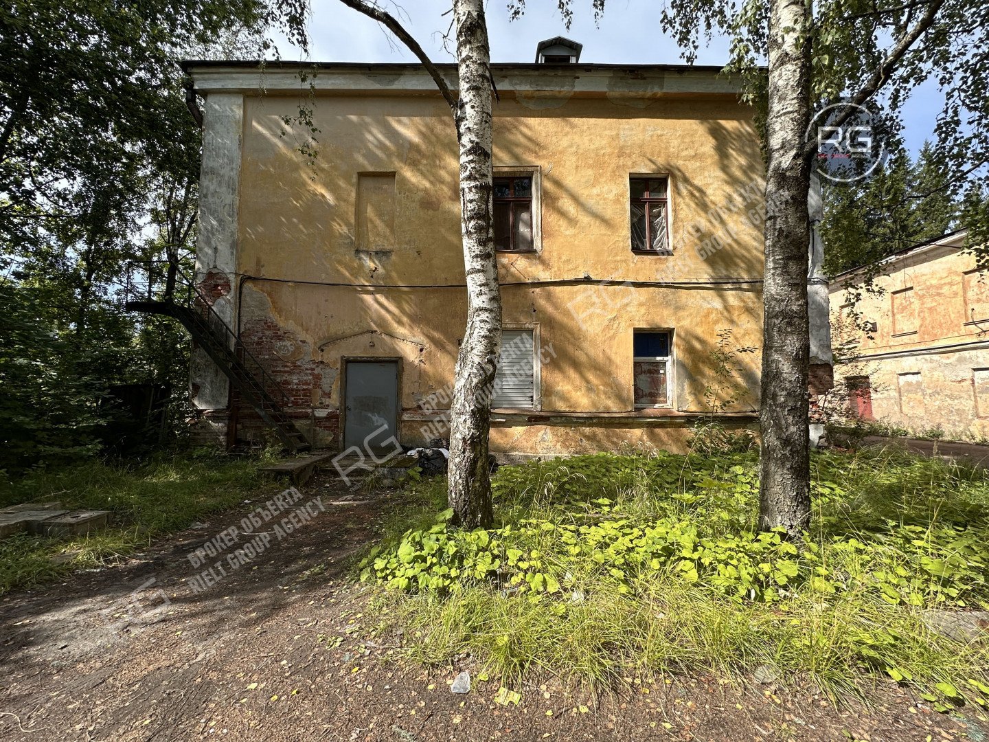   Здания в центре Ломоносова, 6080 кв.м. 
